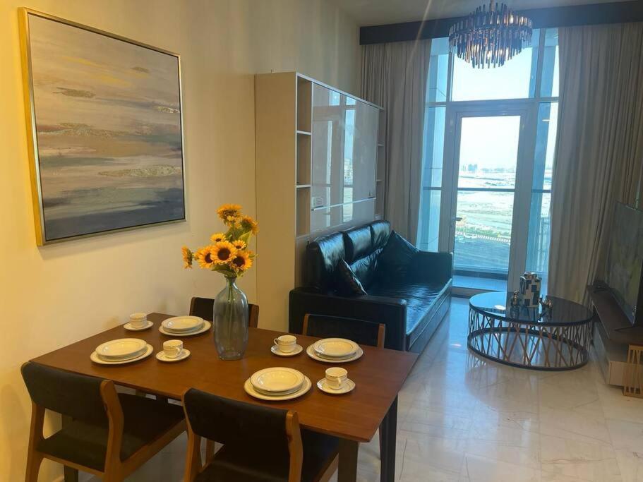 Trendy 1br On Business Bay Canal