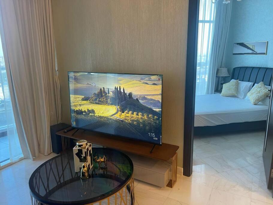 Trendy 1br On Business Bay Canal Dubai