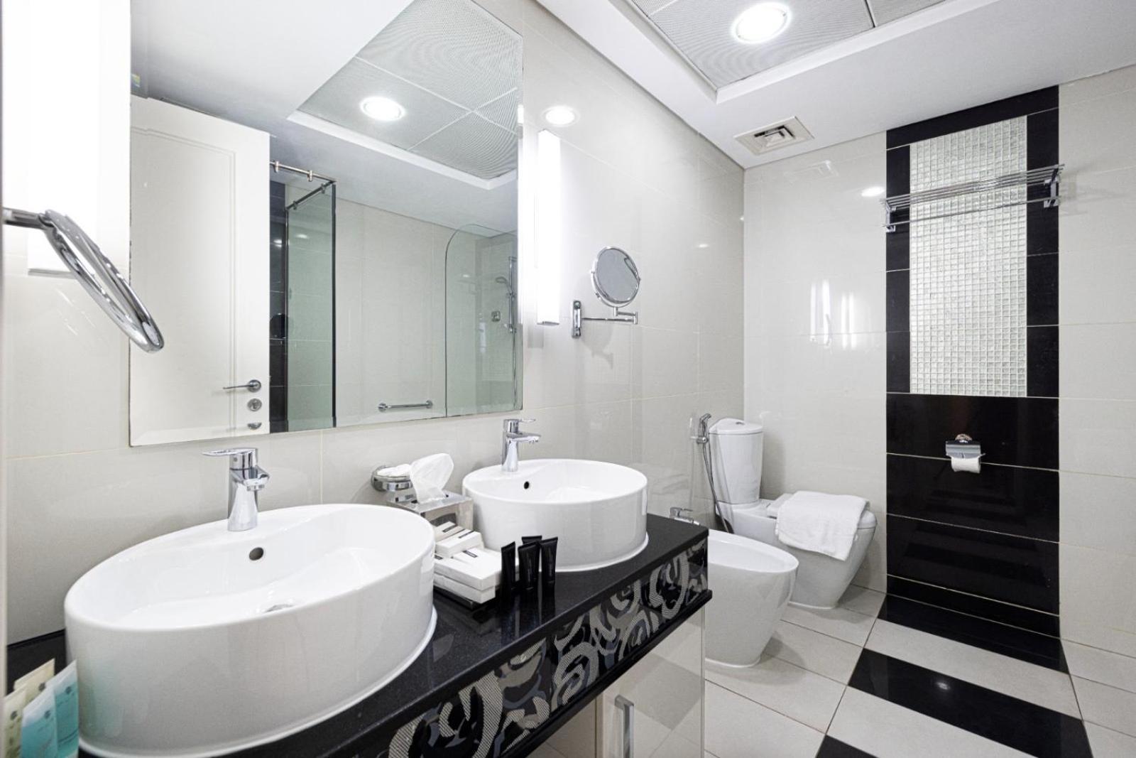 1 Minute Walk To Mall, 2 Bedroom Luxe In Elite Building With Pool And Gym Apartamento