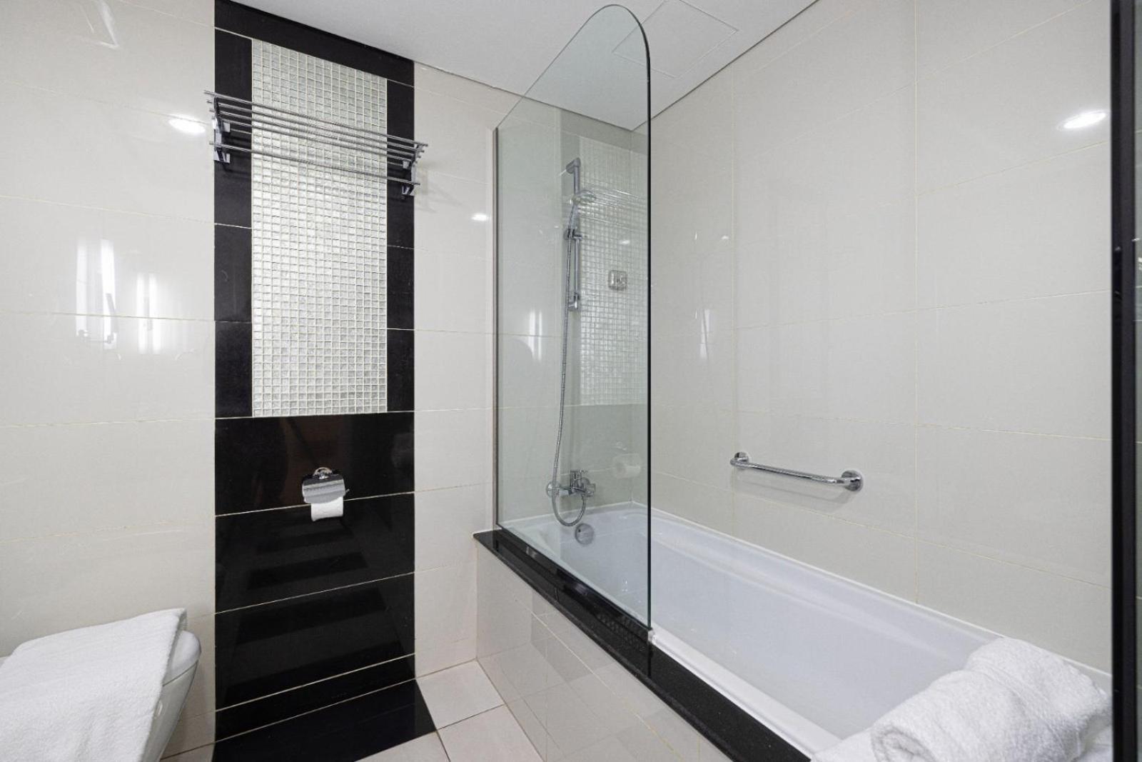 1 Minute Walk To Mall, 2 Bedroom Luxe In Elite Building With Pool And Gym *