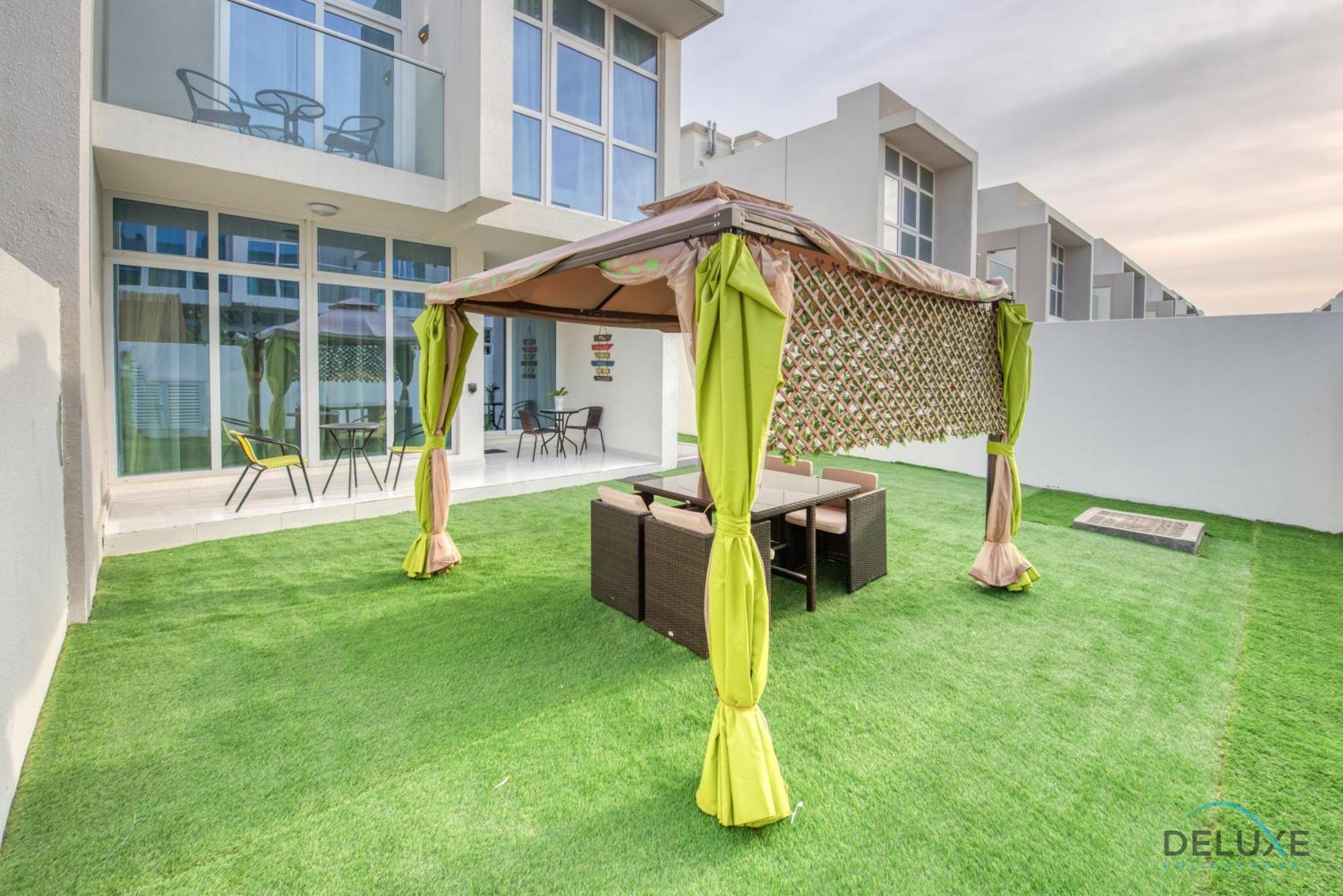 Tranquil 3br Townhouse At Albizia Damac Hills 2 By Deluxe Homes Appartement Dubaï
