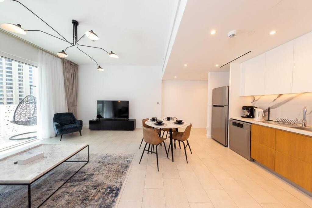 Appartement 1br In A Prime Jbr Location With Access *