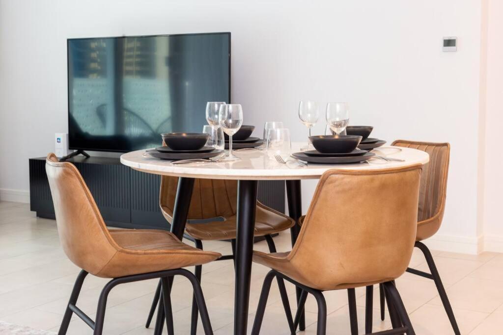 1br In A Prime Jbr Location With Access Appartement *