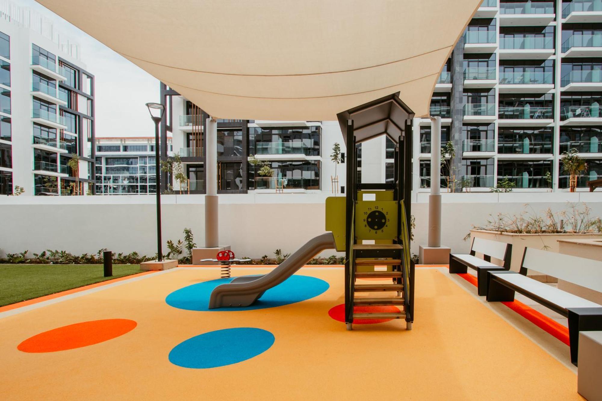 Modern Oasis: Spacious Near Downtown Dubaï