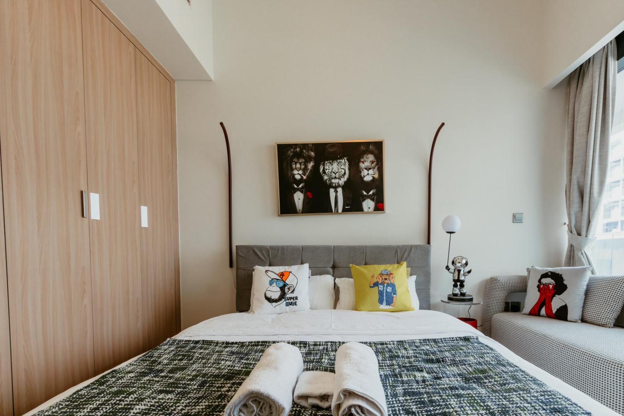 Modern Oasis: Spacious Near Downtown * Dubaï