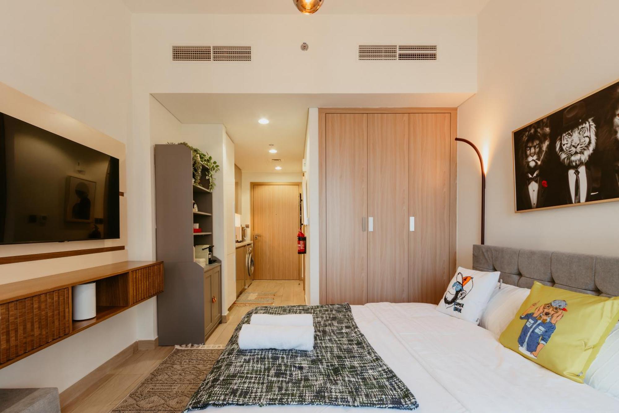 Modern Oasis: Spacious Near Downtown * Dubaï
