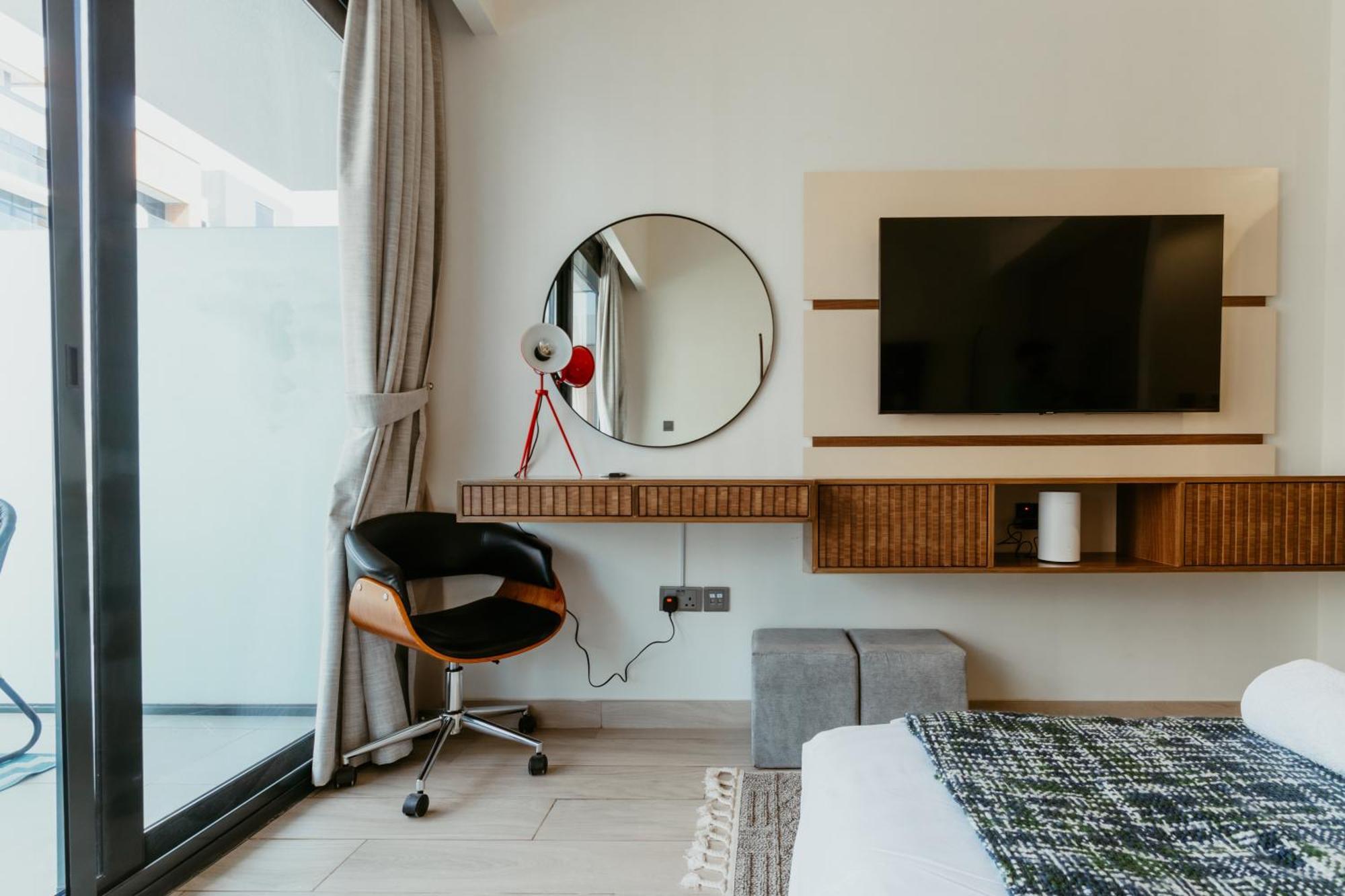 Modern Oasis: Spacious Near Downtown Dubaï