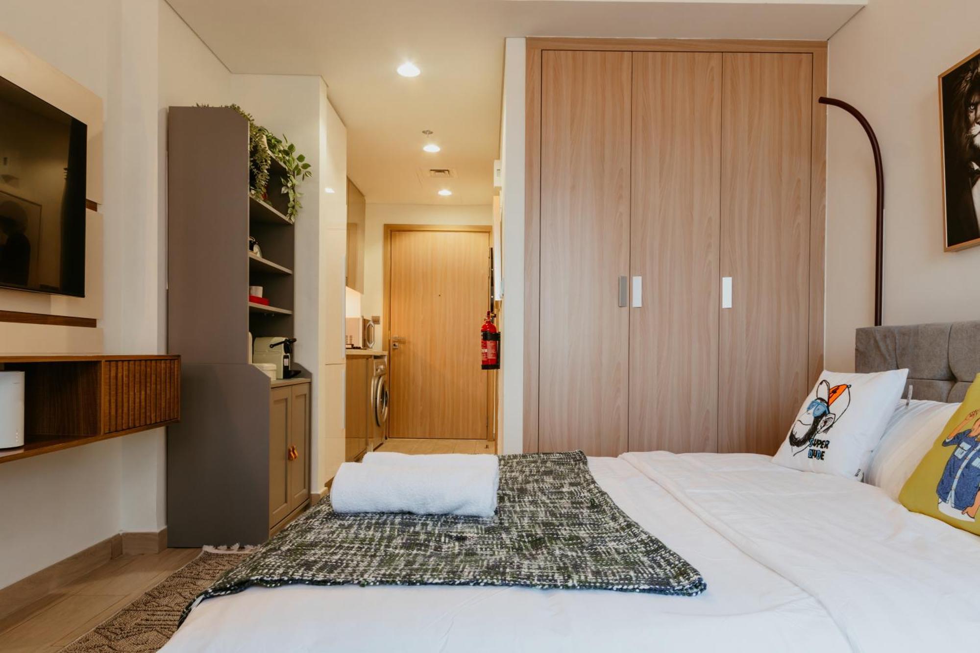 Modern Oasis: Spacious Near Downtown * Dubaï