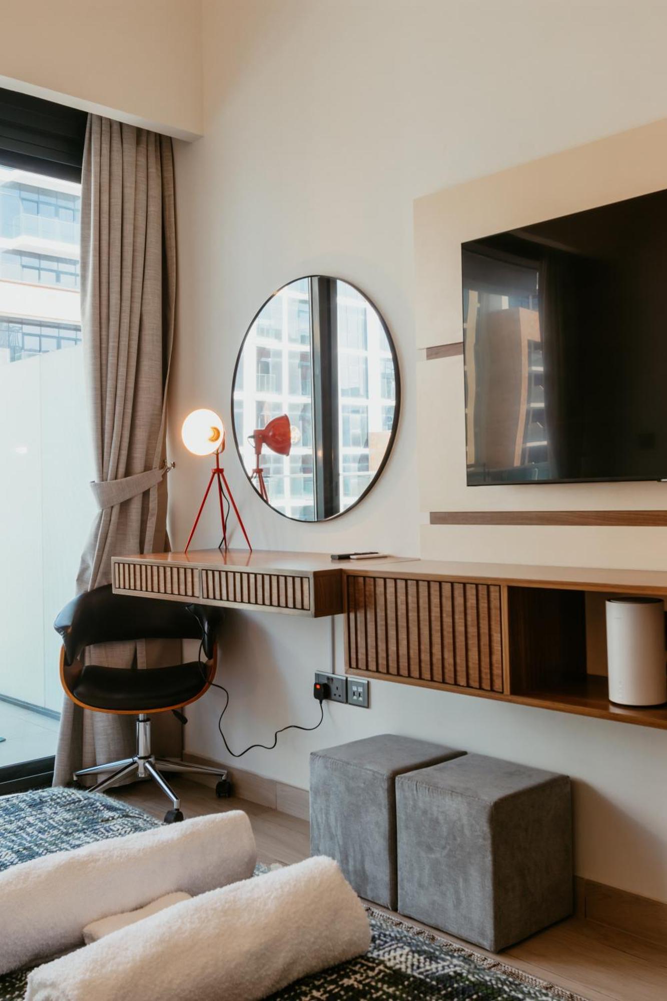 Modern Oasis: Spacious Near Downtown Dubaï