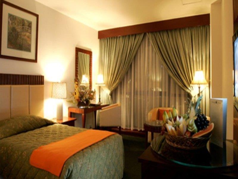 Landmark Summit Hotel