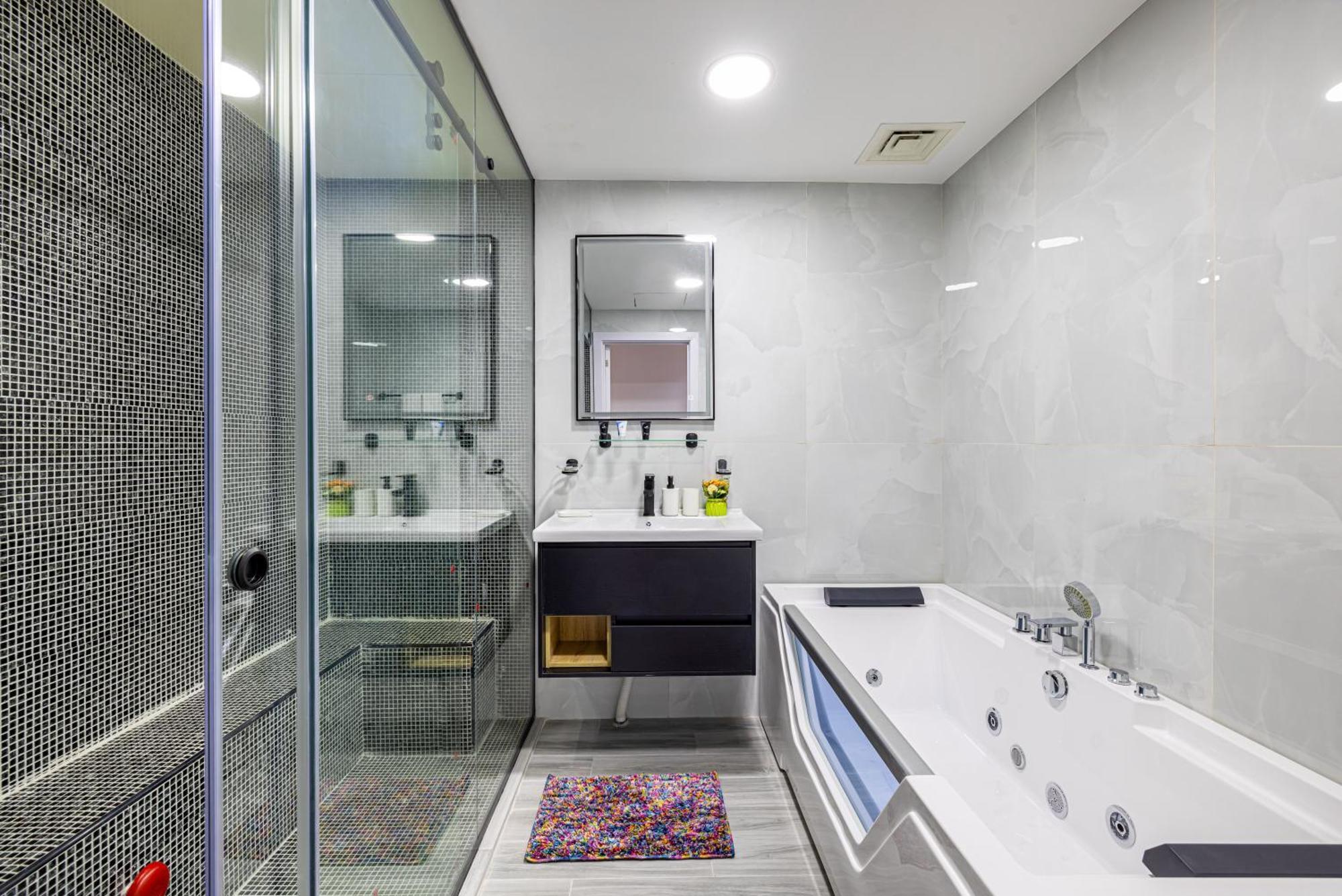 Apartment Upgraded 3 Bedroom At Jbr With Jacuzzi *