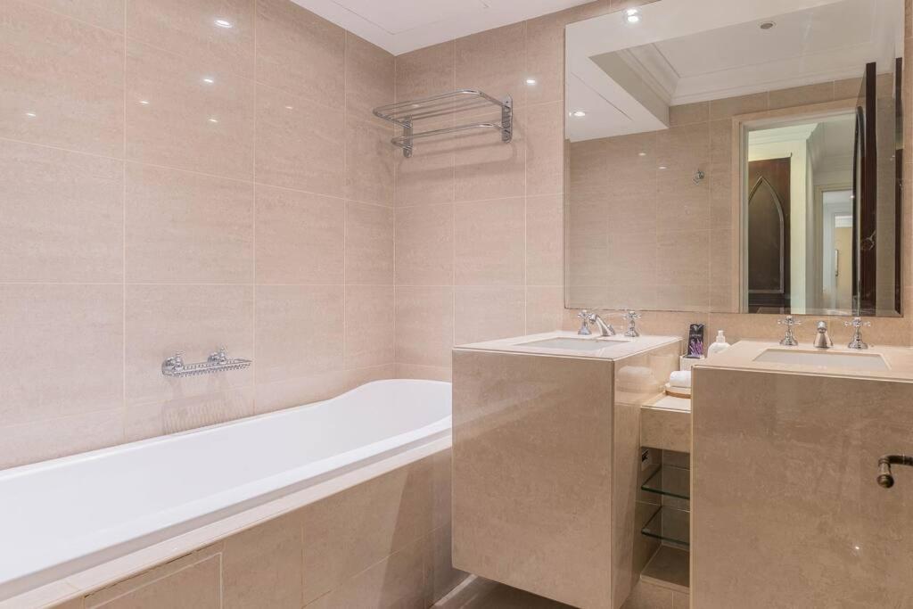 Traditional 2 Bedroom With Fountain View Appartement Dubaï