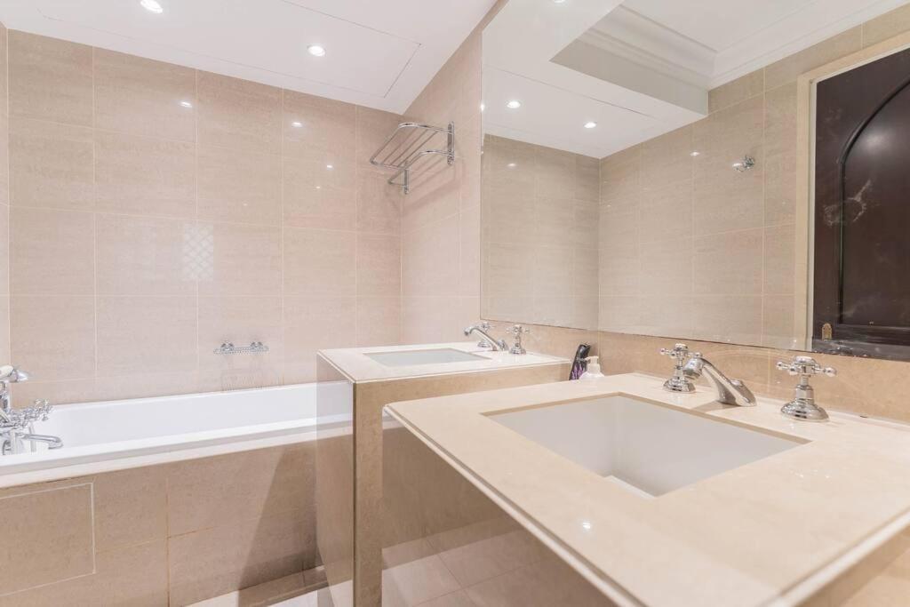 Traditional 2 Bedroom With Fountain View Dubaï