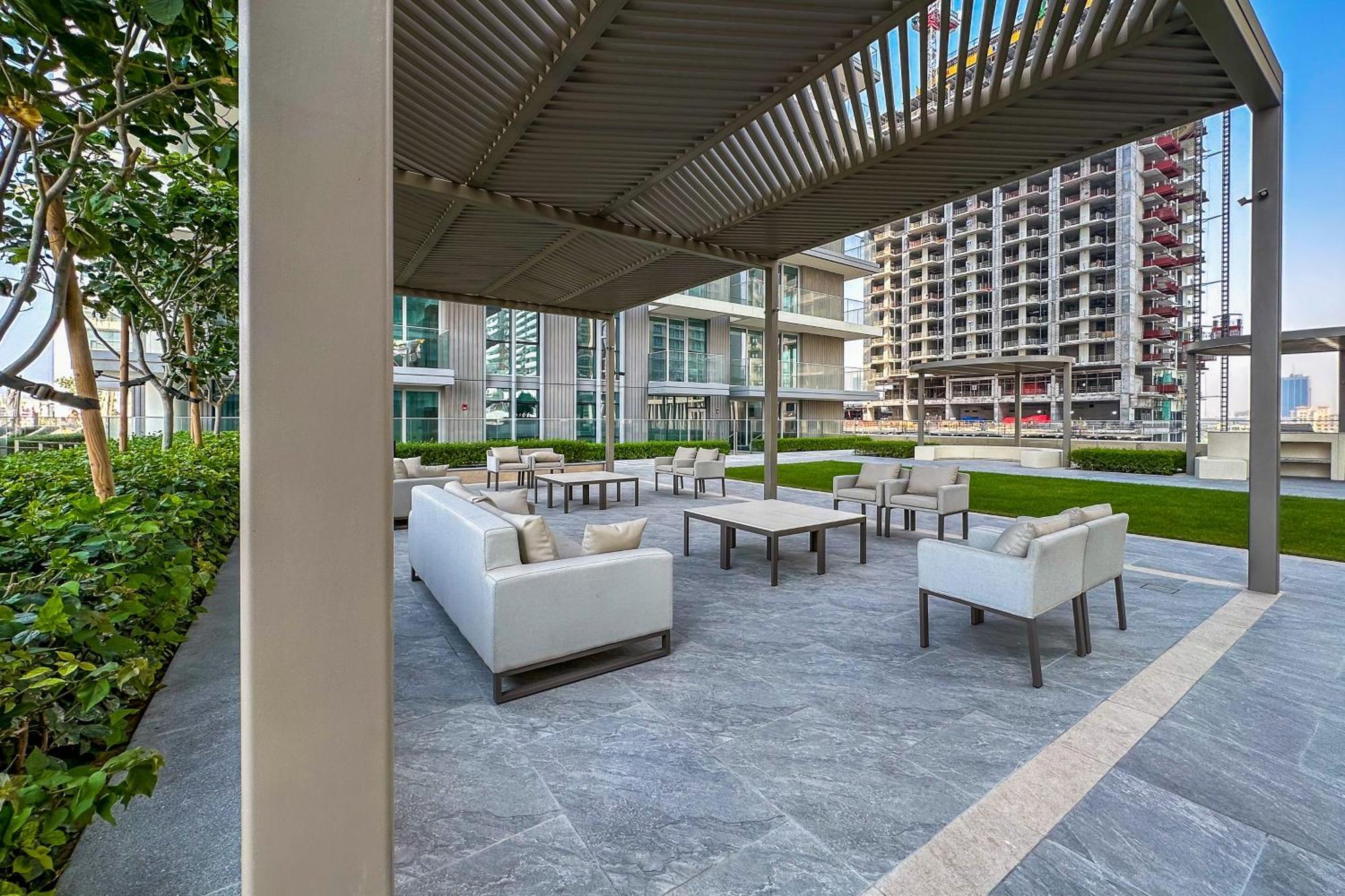 Luxe Living In Beachfront 2 Bedroom In Marina *