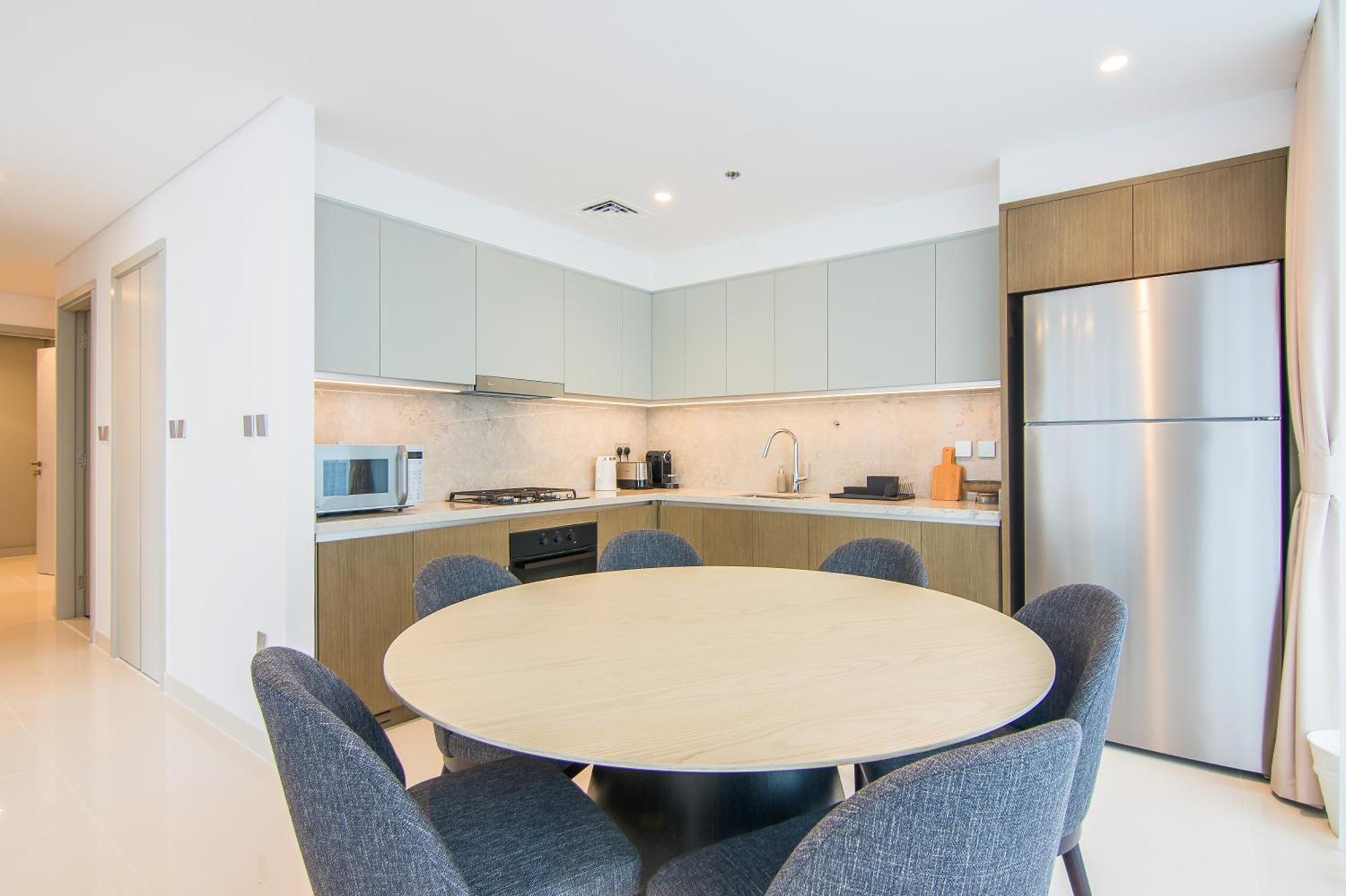 Luxe Living In Beachfront 2 Bedroom In Marina