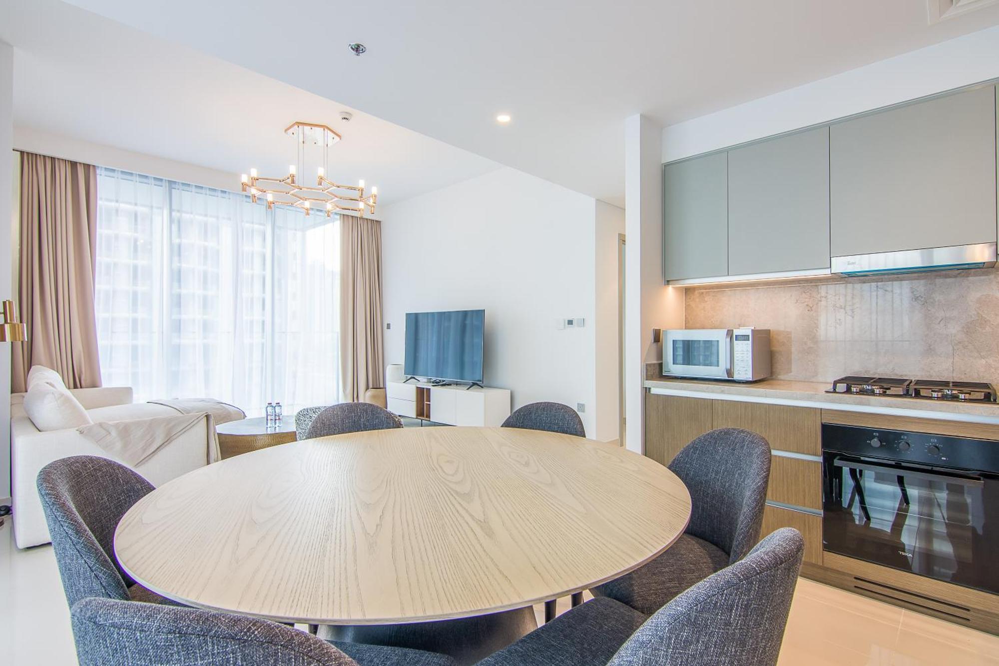 Luxe Living In Beachfront 2 Bedroom In Marina