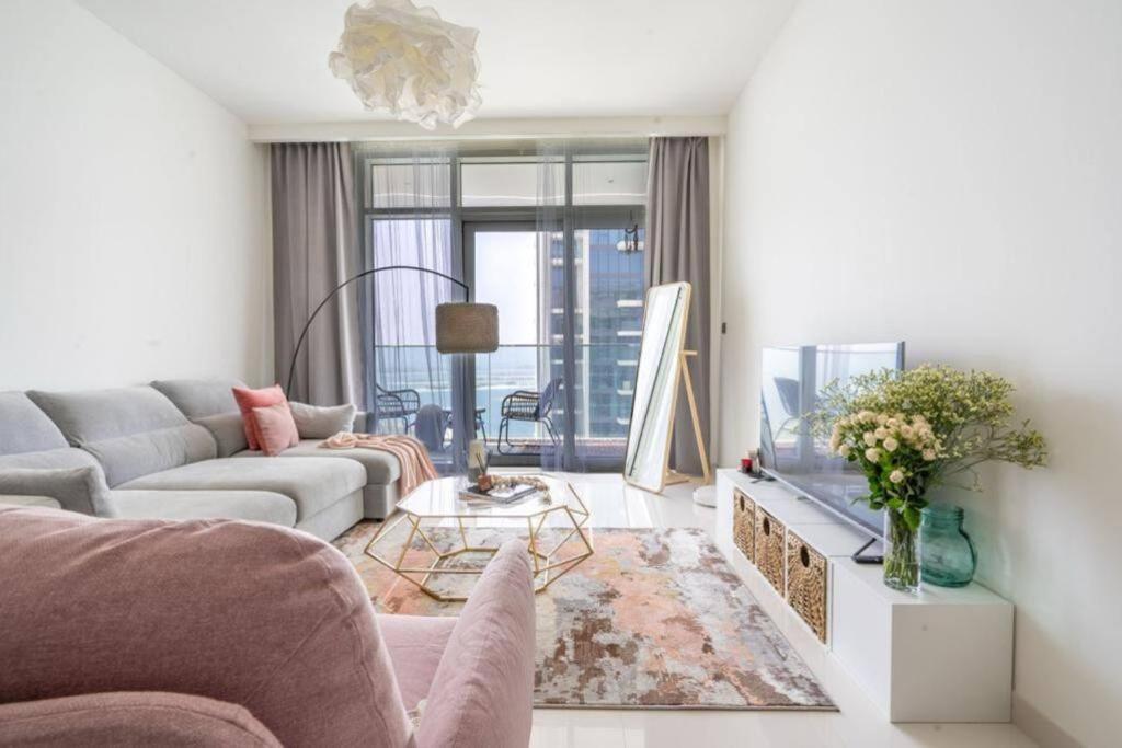 Luxury Living Private Beach, Emaar Beachfront Apartment *