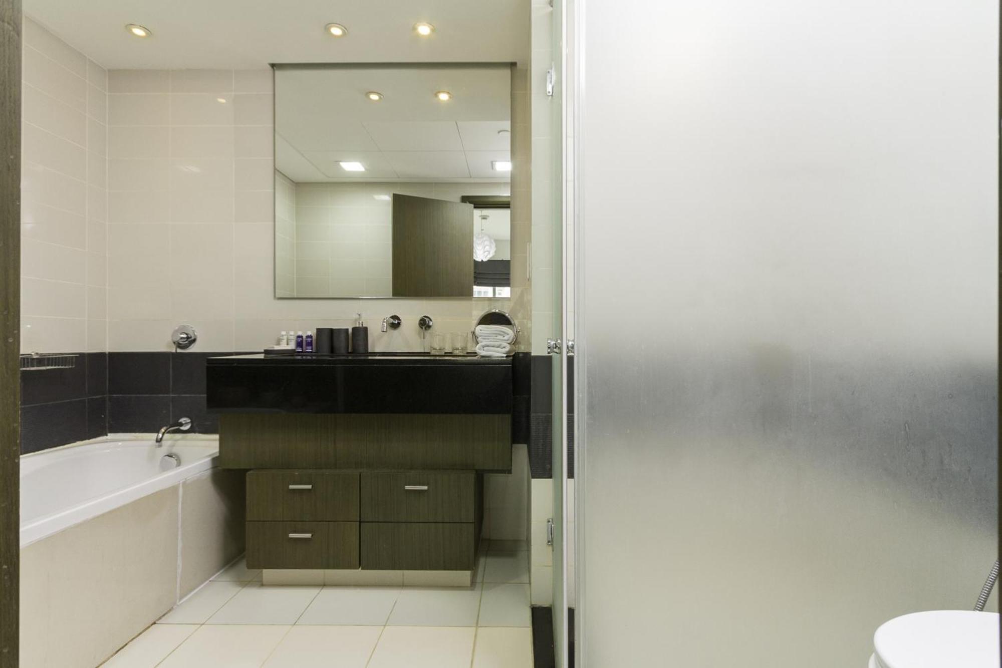 Apartamento Maison Privee - Apt With Danish Twist & Burj Khalifa Views Dubái