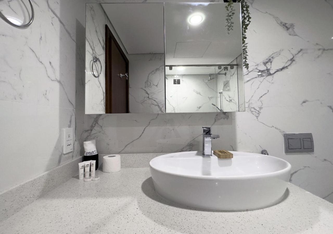 Canal Access Studio, 1 Min Walk To Business Bay Marina * Dubai