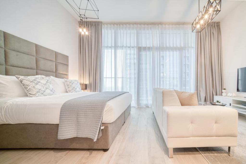 Bright With Mesmerizing Canal And View Appartement *