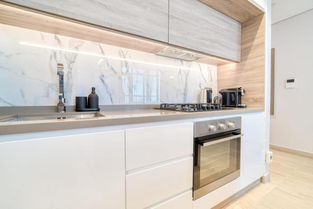 Bright With Mesmerizing Canal And View Appartement Dubaï