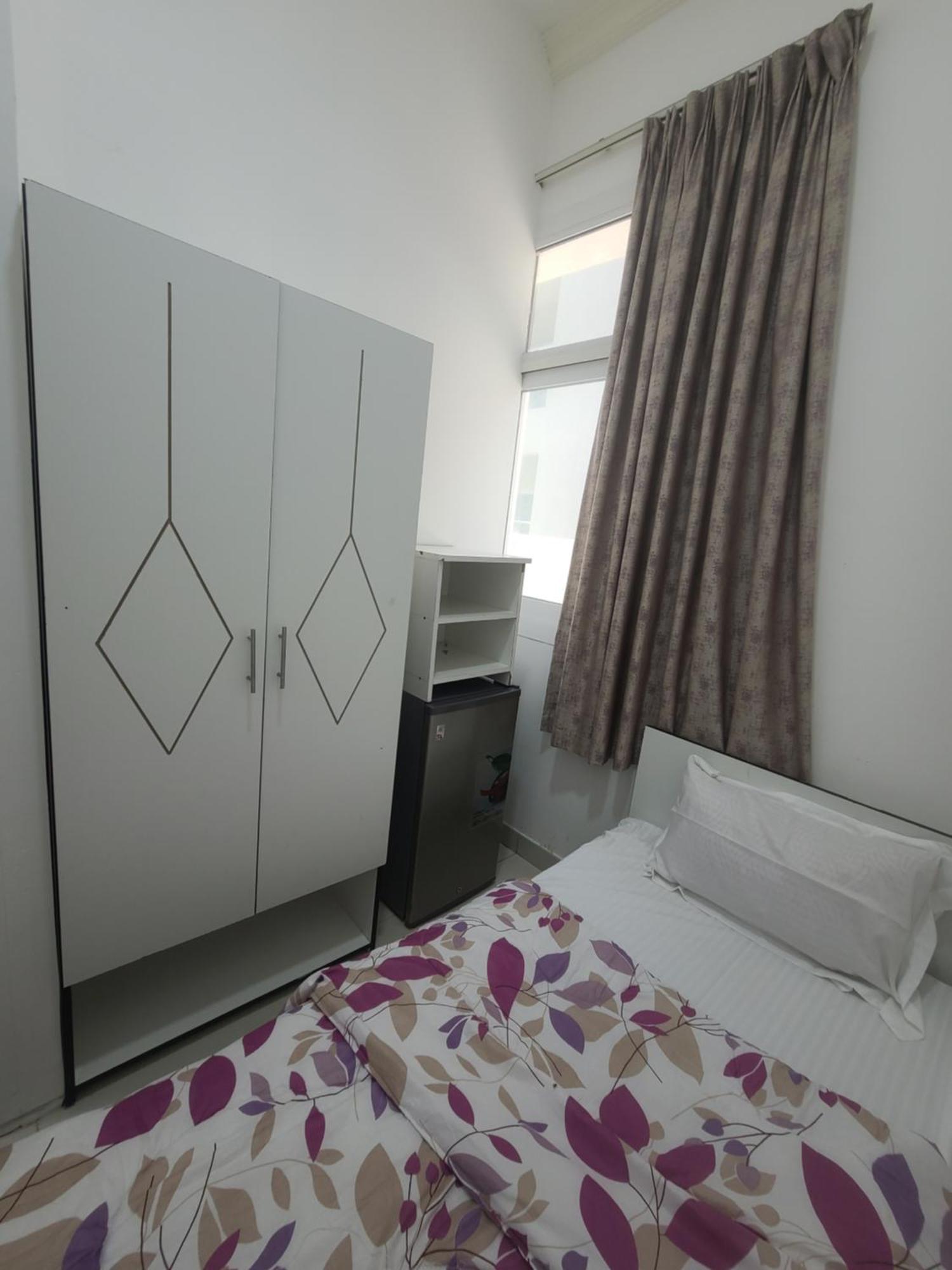 Cute And Small Partitions For Girls In Dubai- Female Guests Only فتيات فقط Apartamento Dubai