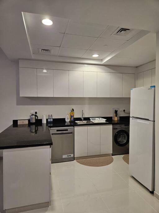 Brand New Huge 2 Bedroom Skyline View * Dubaï
