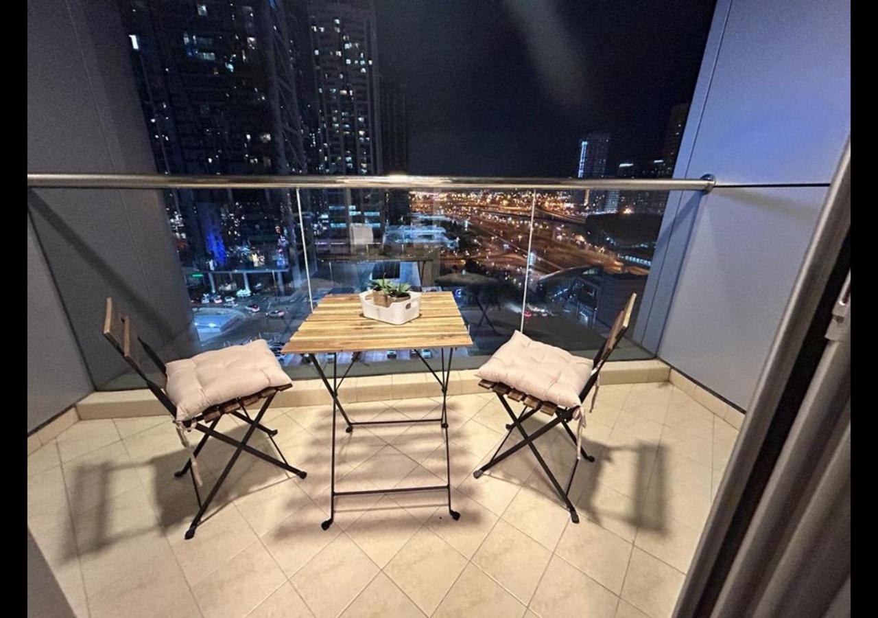 Skyscraper In Front Of Metro! Jlt Apartment Dubai
