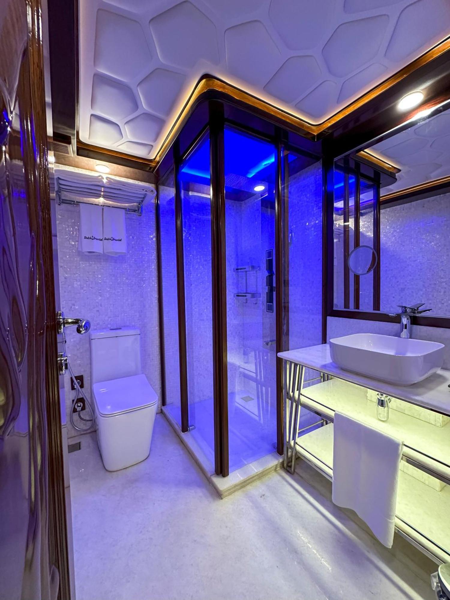 Overnight Super Yacht - Orchid Botel