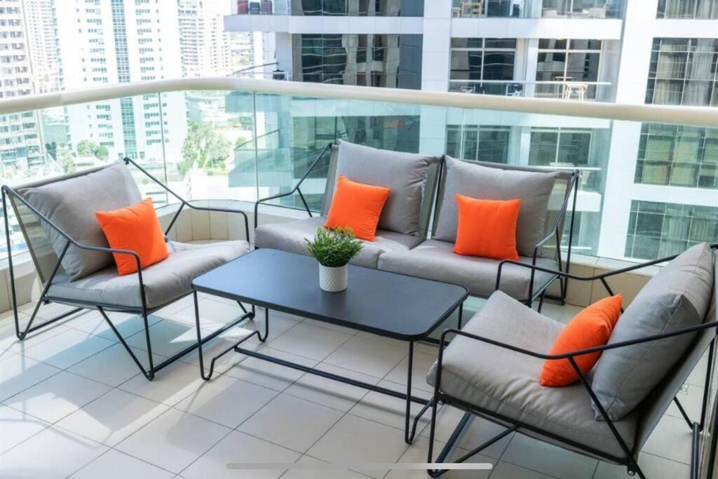 Appartement Nr Beach/2 Bed Upgraded/terrace Dubaï