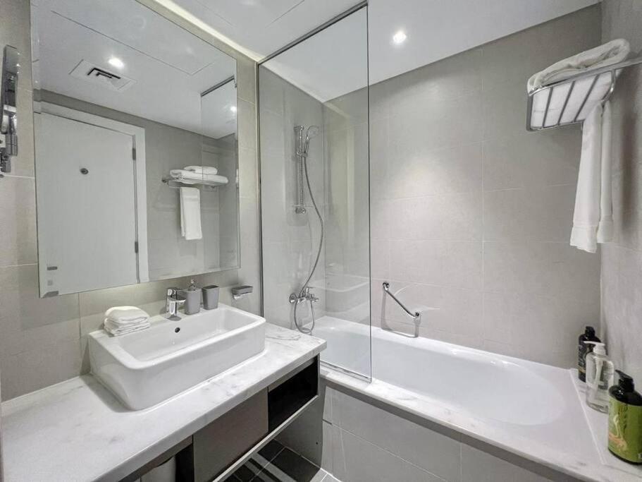 Appartement Deluxe Business Bay - Canal View - Gym & Pool