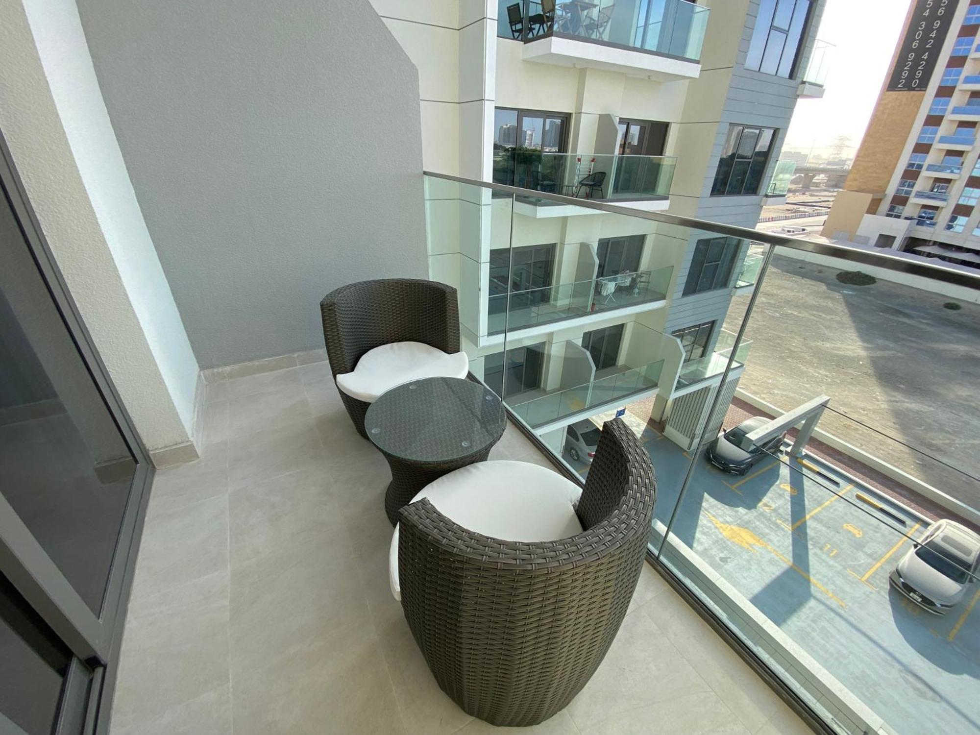 Beautiful Whit Pool Rooftop Near Metro Apartemen *