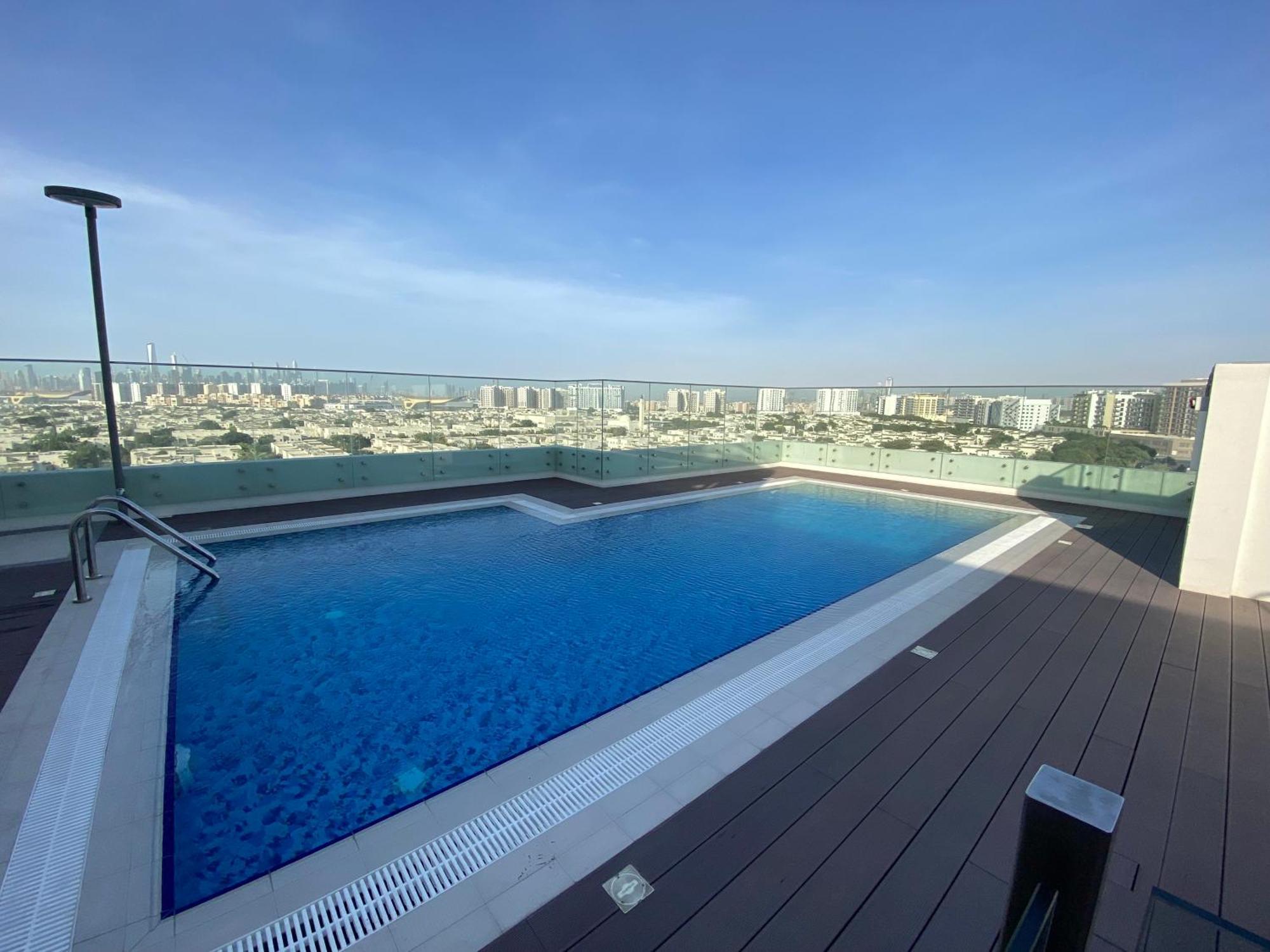 Beautiful Whit Pool Rooftop Near Metro Apartemen Dubai
