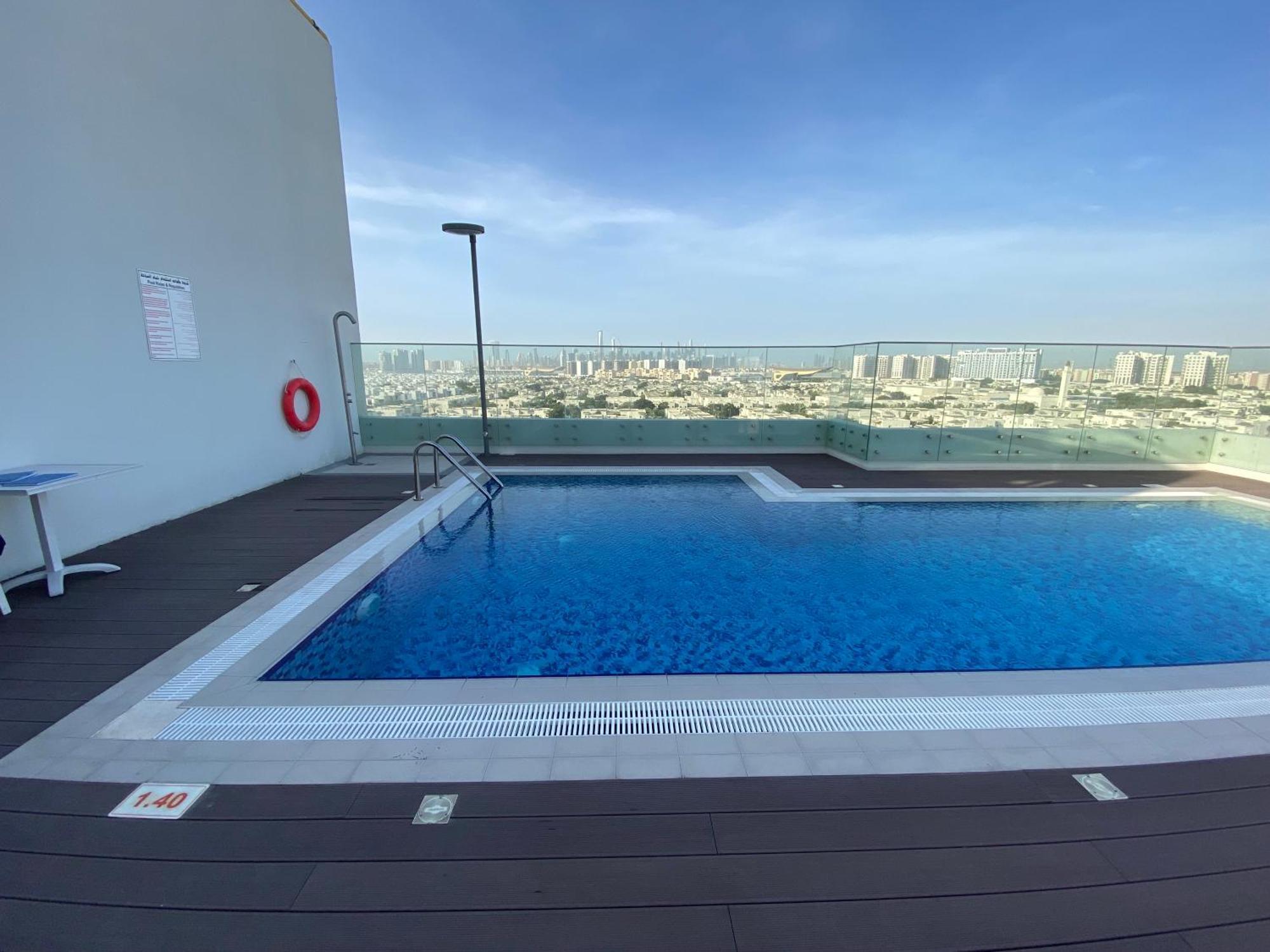 Beautiful Whit Pool Rooftop Near Metro *