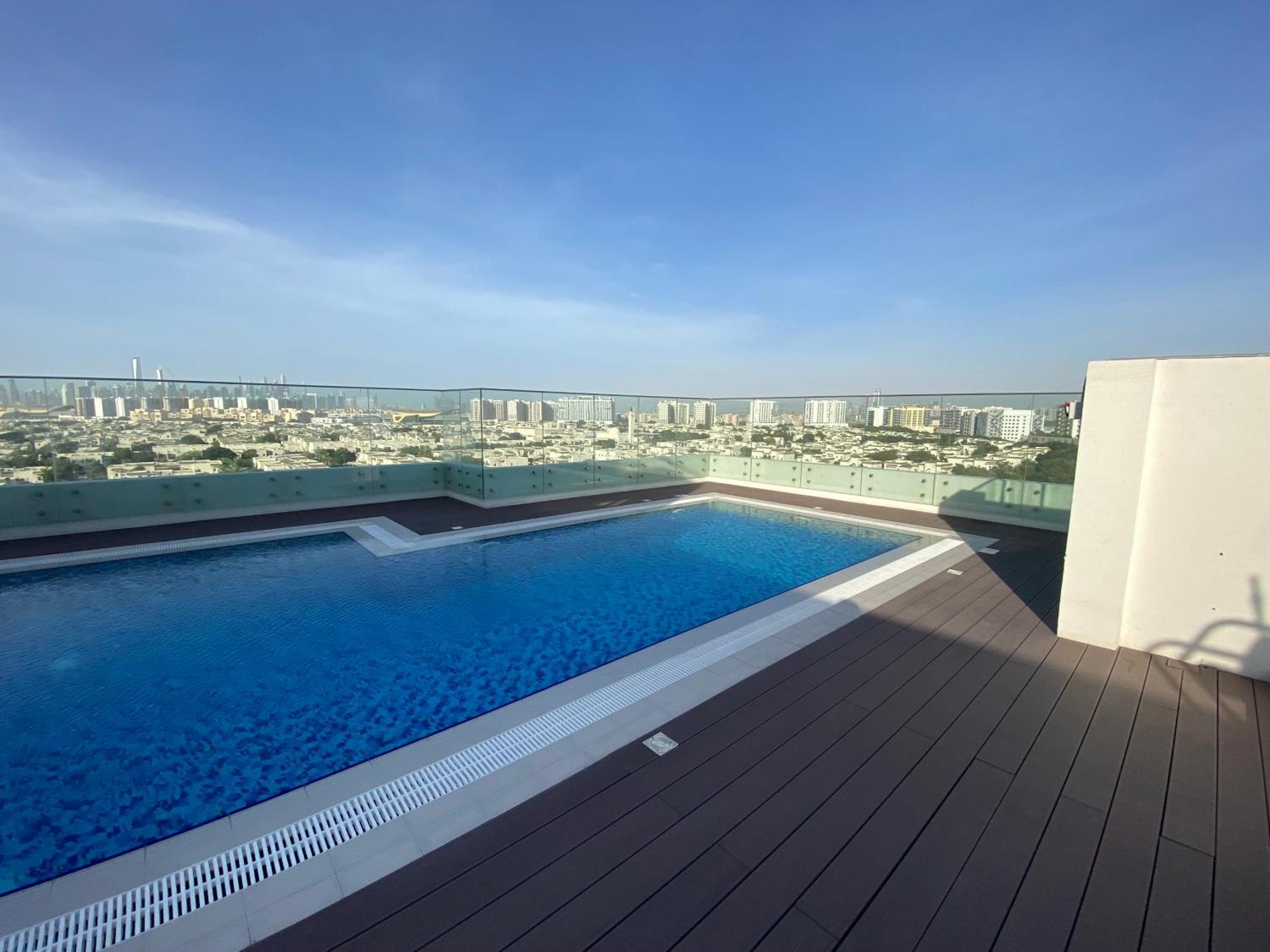 Beautiful Whit Pool Rooftop Near Metro Apartemen Dubai