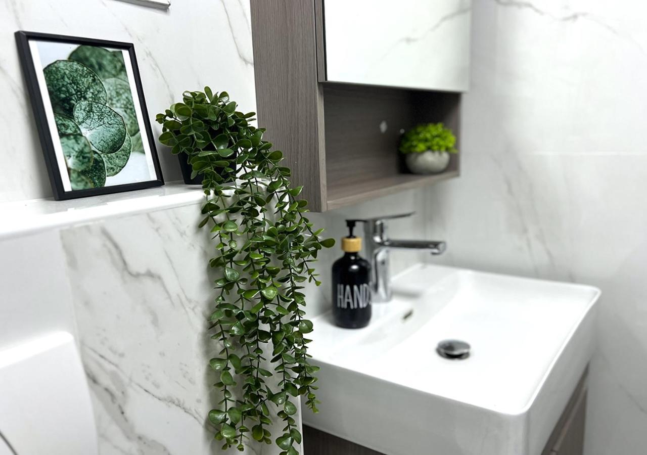 New Minimal Classic 1-bed Dmcc Metro Appartement Dubaï