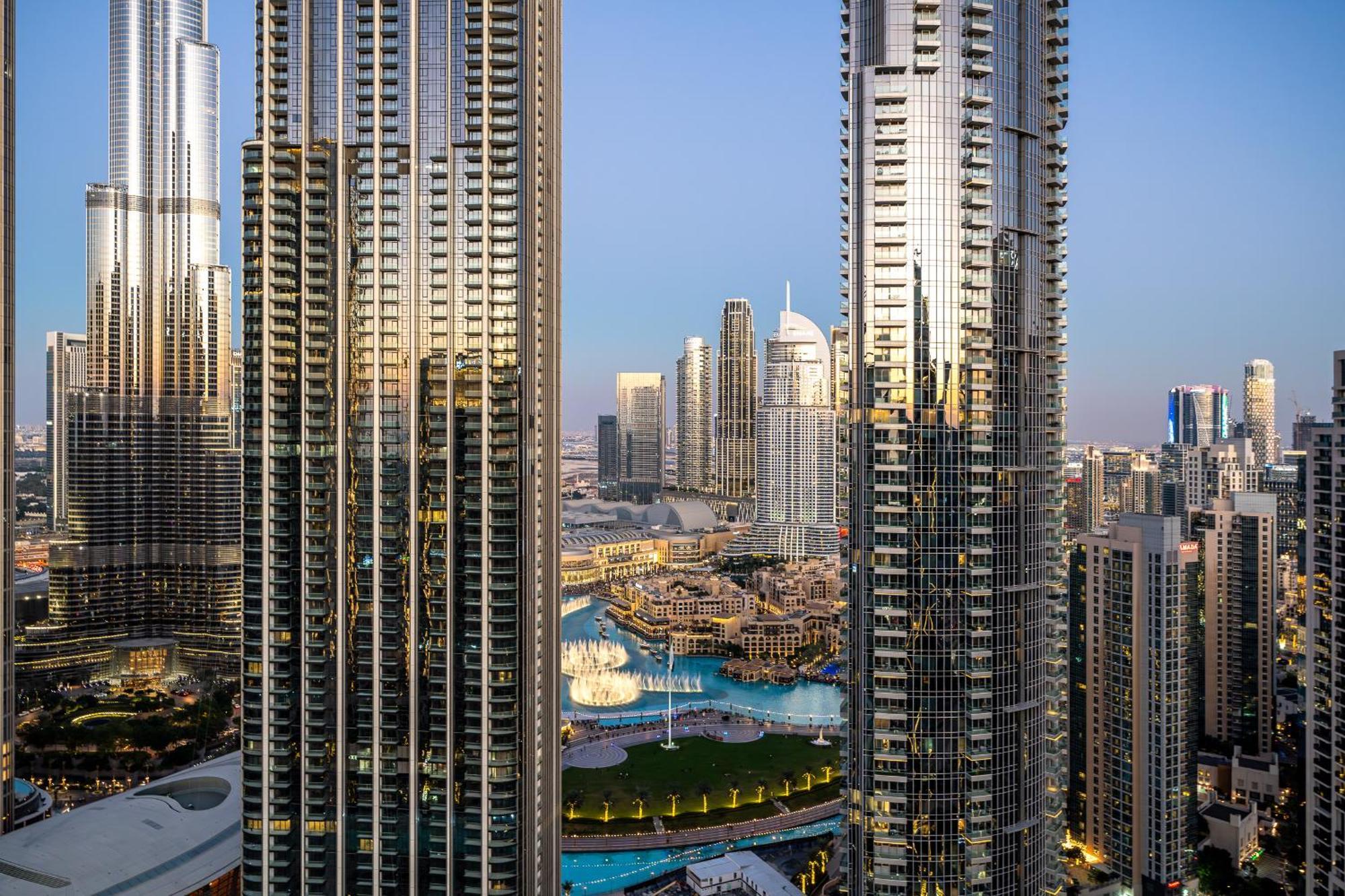 Sky-high Gem: Burj Khalifa & Fountain View Dubái