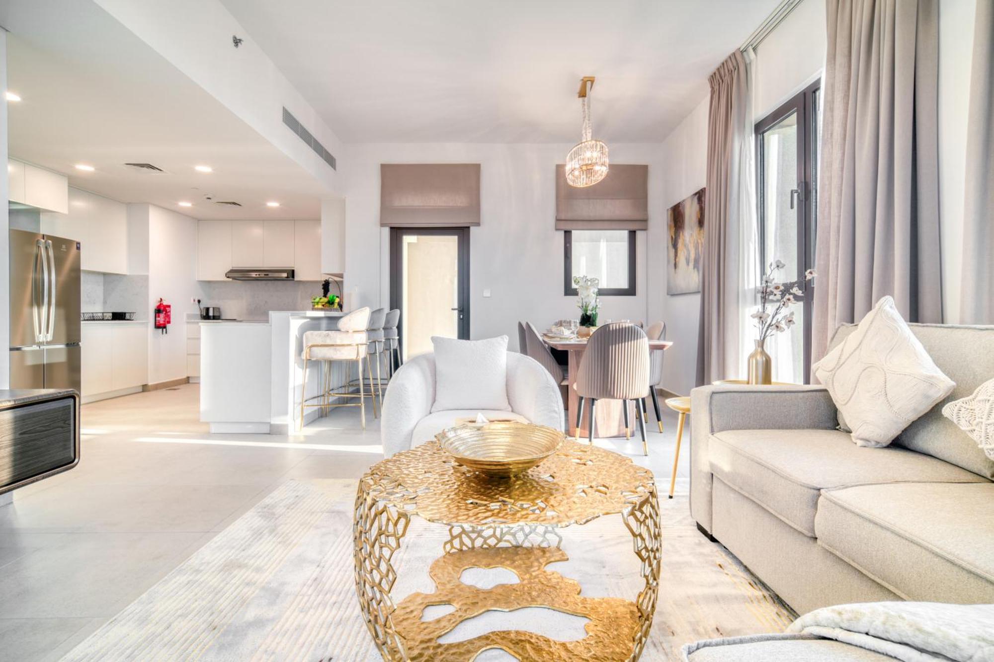 Coastal Luxury: 2br Retreat With Sea Views Lägenhet *