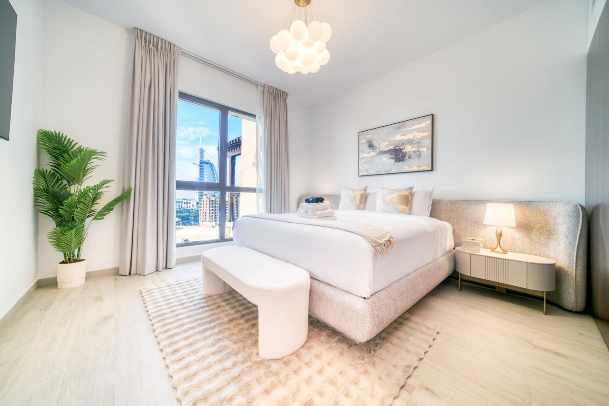 Coastal Luxury: 2br Retreat With Sea Views Lägenhet Dubai