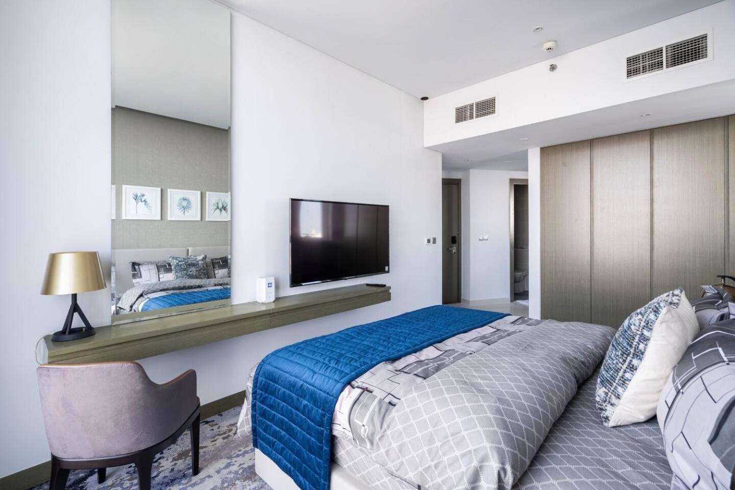 Modern Studio Overlooking Dxb Water Canal *