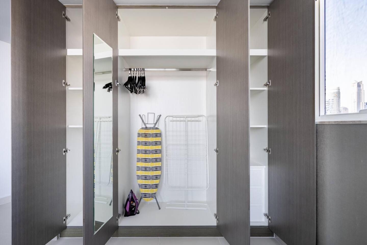 Modern Studio Overlooking Dxb Water Canal Apartment *
