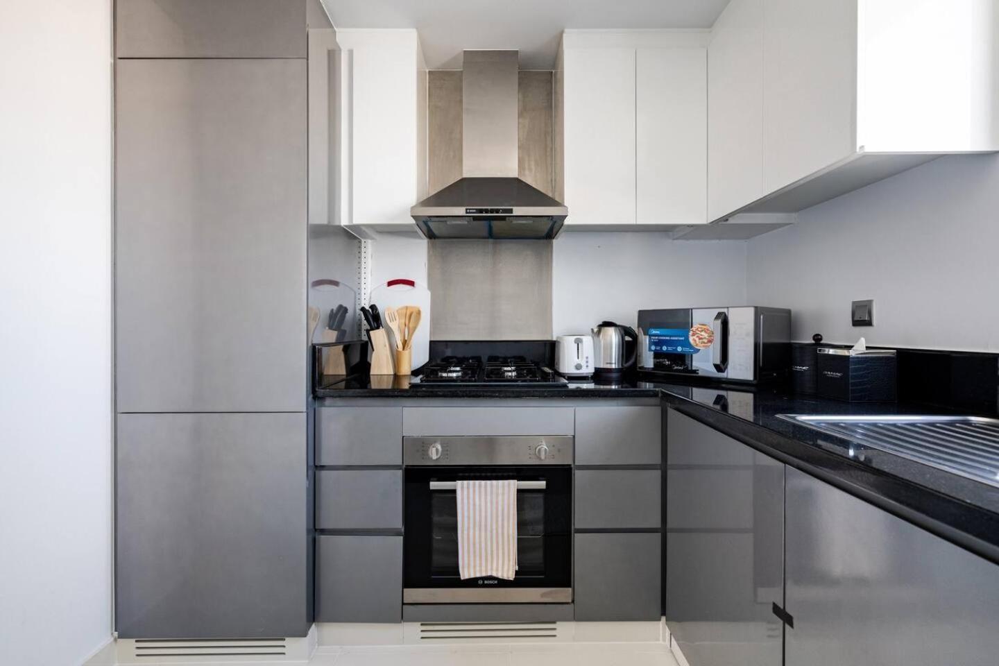 Modern Studio Overlooking Dxb Water Canal Apartment