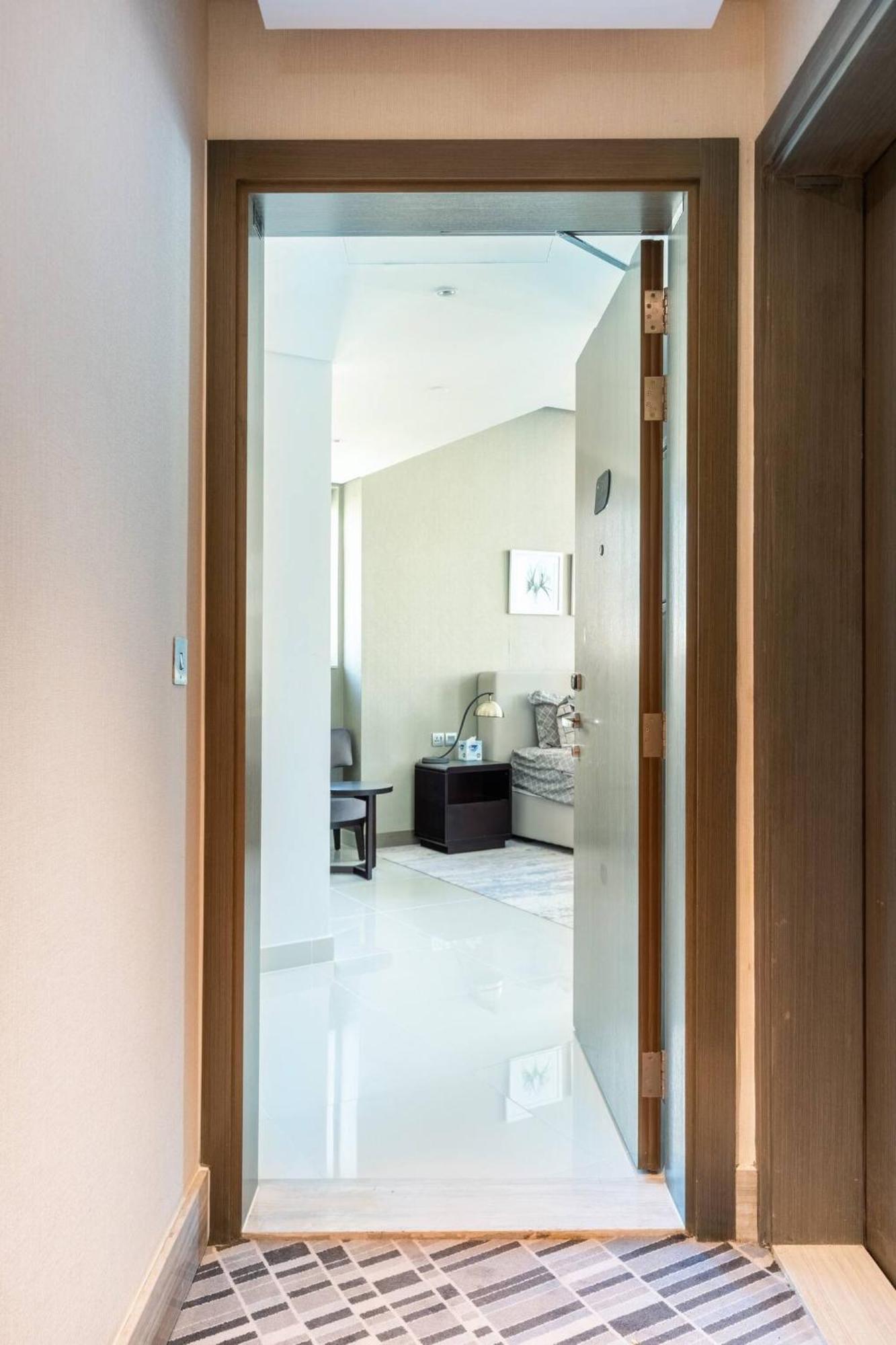 Modern Studio Overlooking Dxb Water Canal Apartment