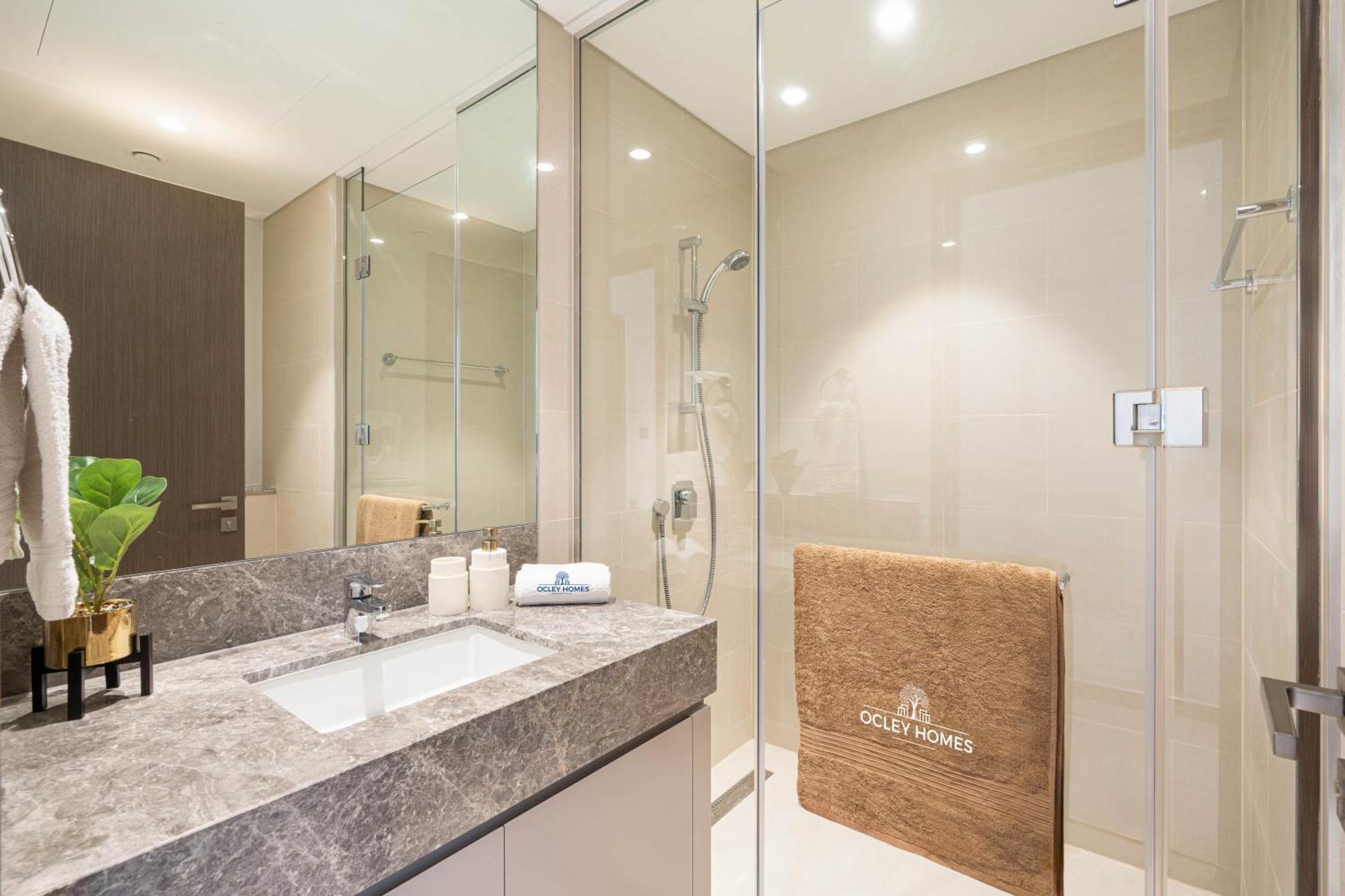 Brand New Minutes Away From Burj Khalifa Apartment *