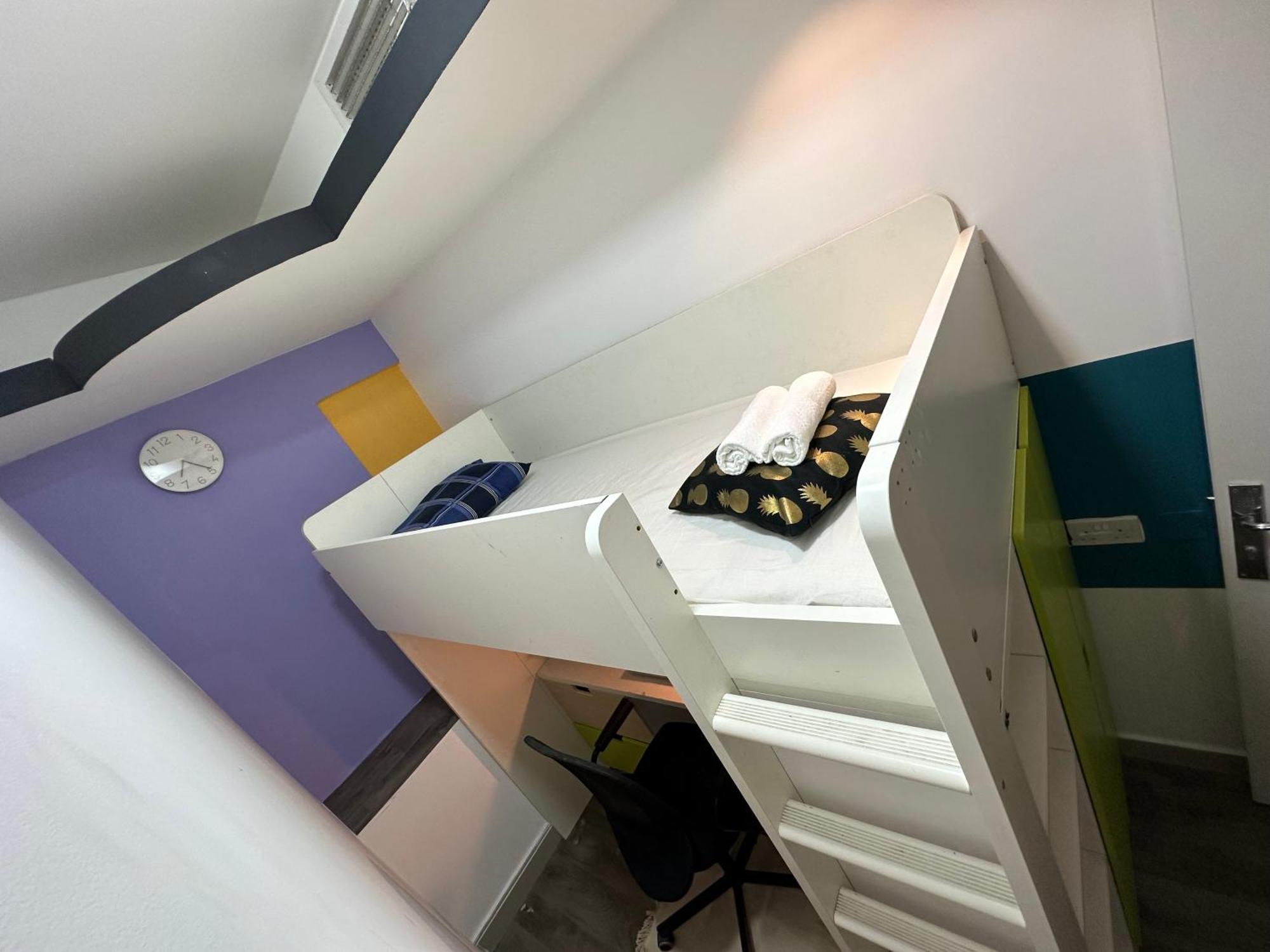 Cozy Loft Partition In Barsha Heights Habitación en casa particular