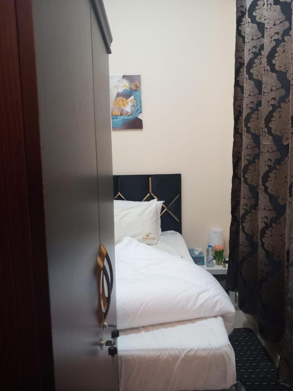 Four Stars Hostal *