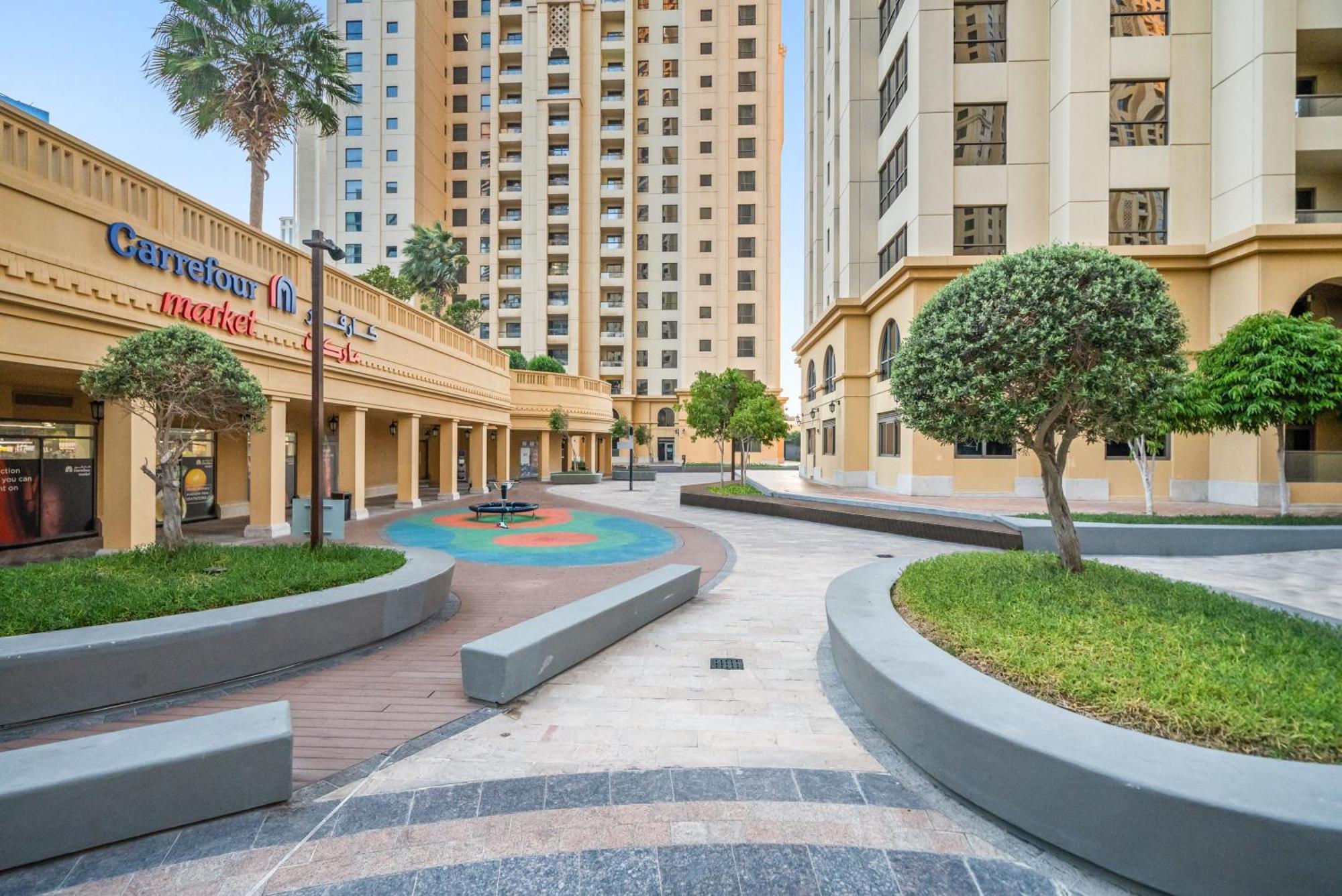 Cozy Pad In The Heart Of On Jbr Beach! Apartment *