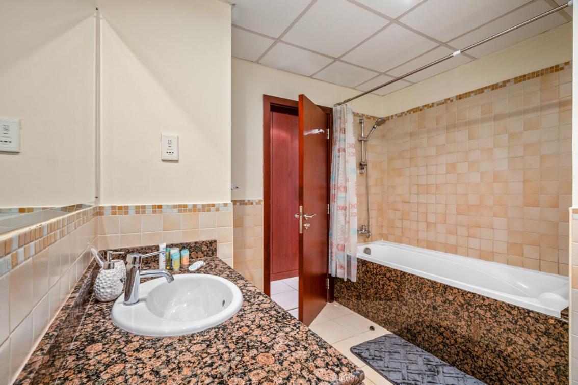 Cozy Pad In The Heart Of On Jbr Beach!