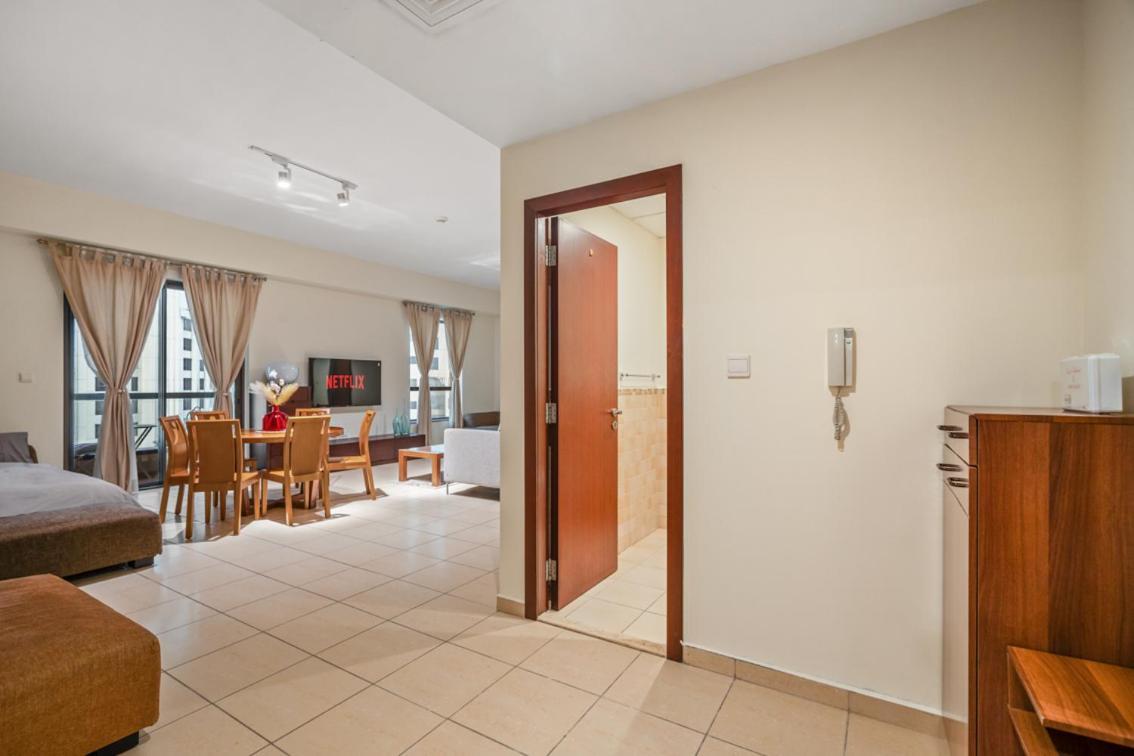 Cozy Pad In The Heart Of On Jbr Beach!