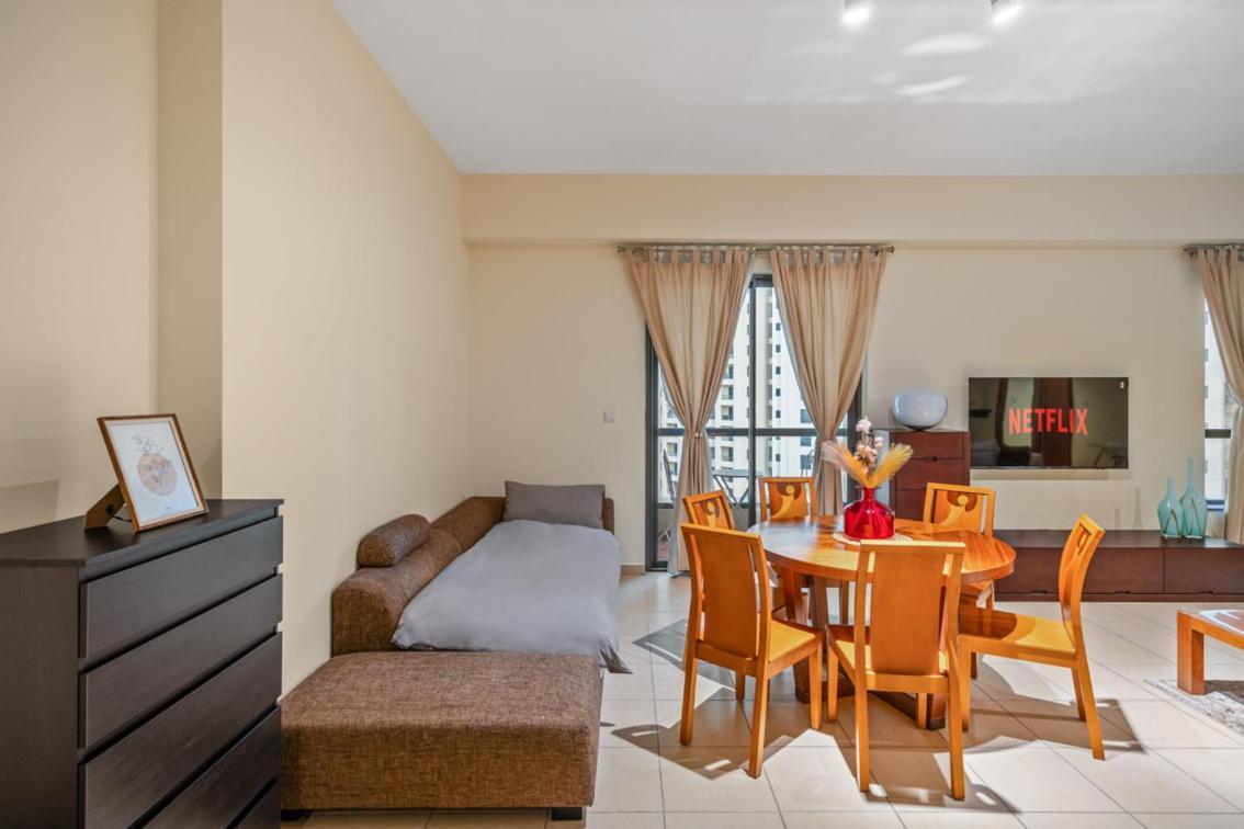 Apartment Cozy Pad In The Heart Of On Jbr Beach! *